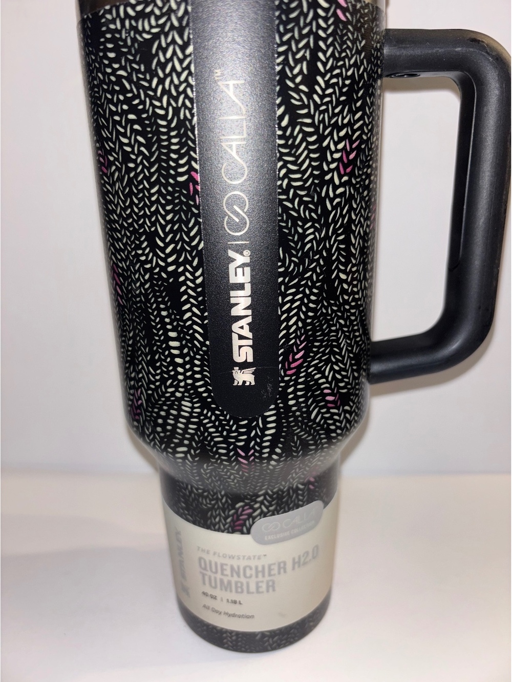 Stanley x CALIA 40oz Quencher H2.0 Tumbler Black Serpent Pink NWT Flaw - Picture 2 of 7